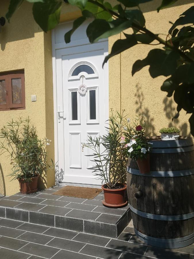 Апартаменти Milio Apartman Badacsony Бадаксонітьордемік Екстер'єр фото
